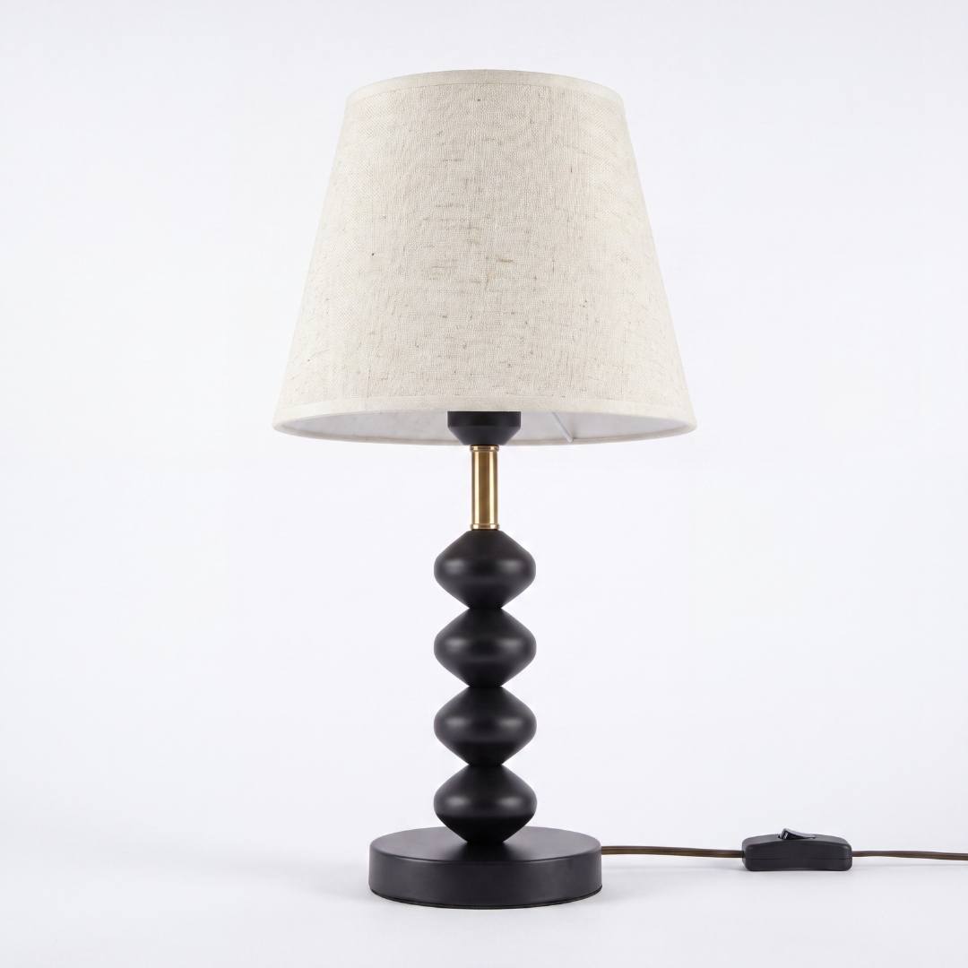Lámpara de mesa GRETA BLACK apagada con cable e interruptor sobre fondo blanco