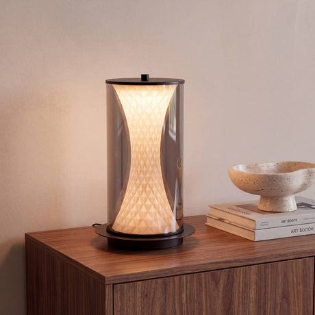 Lámpara de mesa LED ONIX Black encendida sobre aparador de nogal con luz cálida