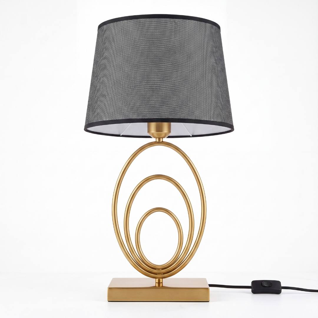 Lámpara de mesa Luna Gold con anillos dorados sobre fondo blanco