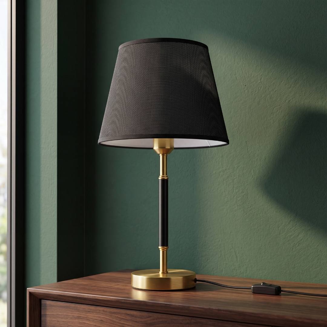 Lámpara de mesa clásica negra con base dorada sobre cómoda de madera