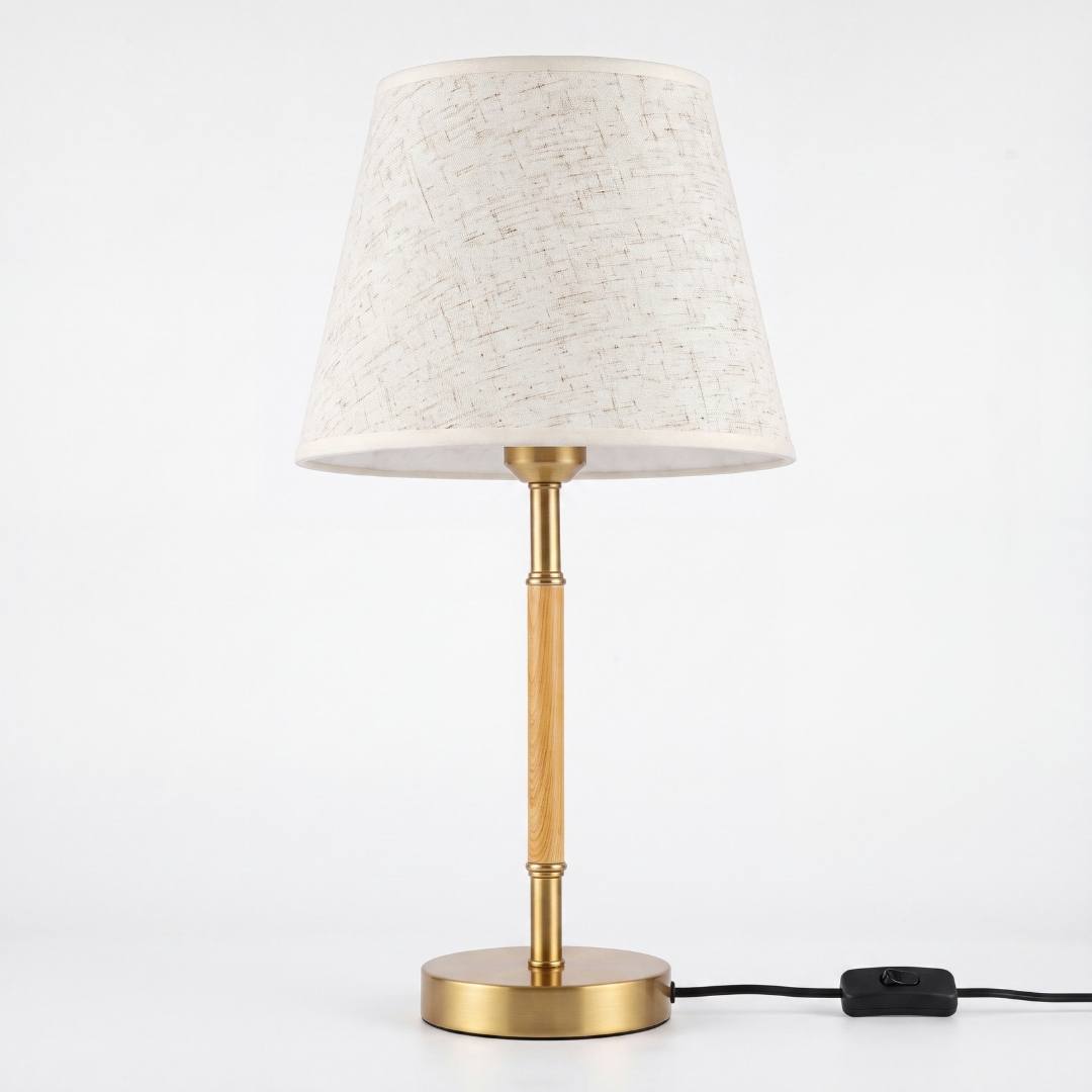 Lámpara de mesa MARGOT WOOD AND GOLD apagada con cable e interruptor sobre fondo blanco