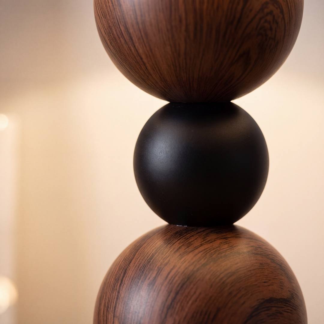 Detalle de las esferas efecto madera nogal y esfera negra central