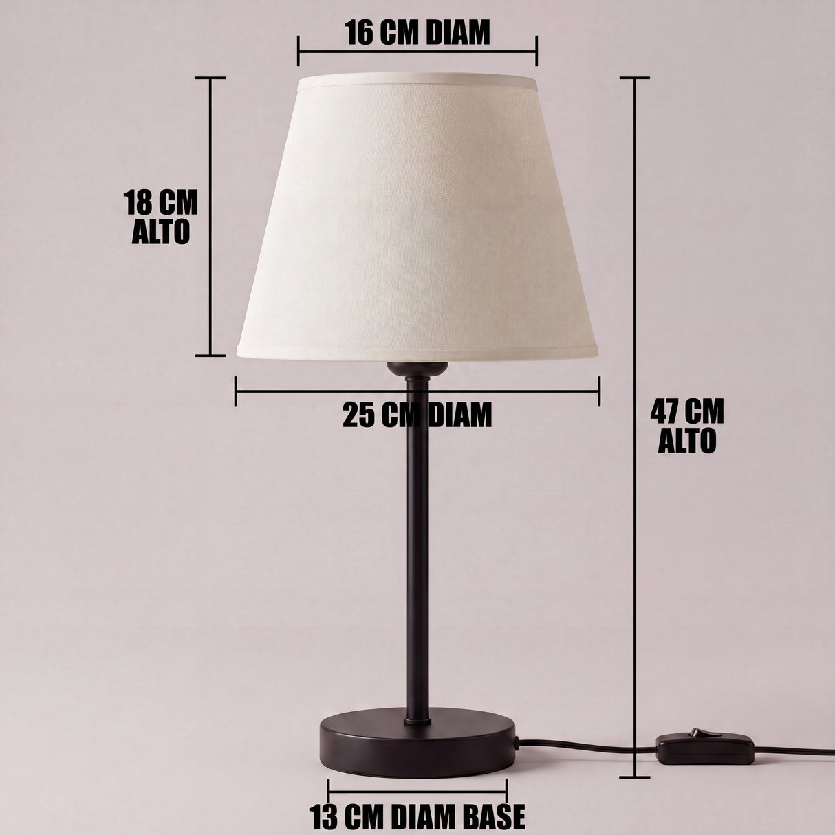 Dimensiones de la lámpara de mesa NORA: 47 cm de alto y pantalla de 25 cm