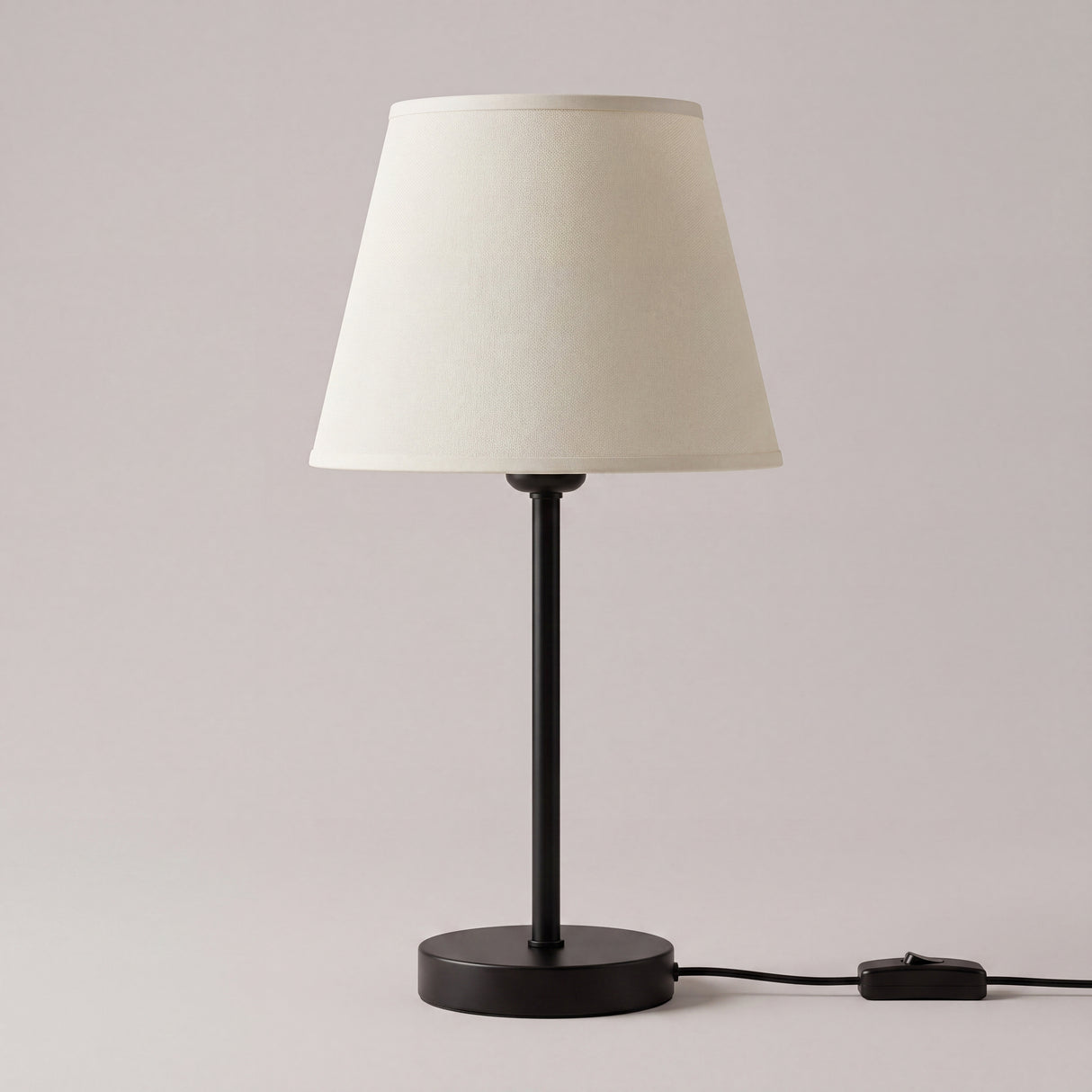Vista completa de la lámpara de mesa NORA con vástago negro y pantalla crudo