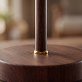 Primer plano de la madera nogal con veta y anillo dorado de la lámpara NORA WALNUT