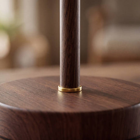 Primer plano de la madera nogal con veta y anillo dorado de la lámpara NORA WALNUT