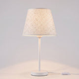 Lámpara de mesa NORA WHITE de metal blanco mate con pantalla cónica de lino
