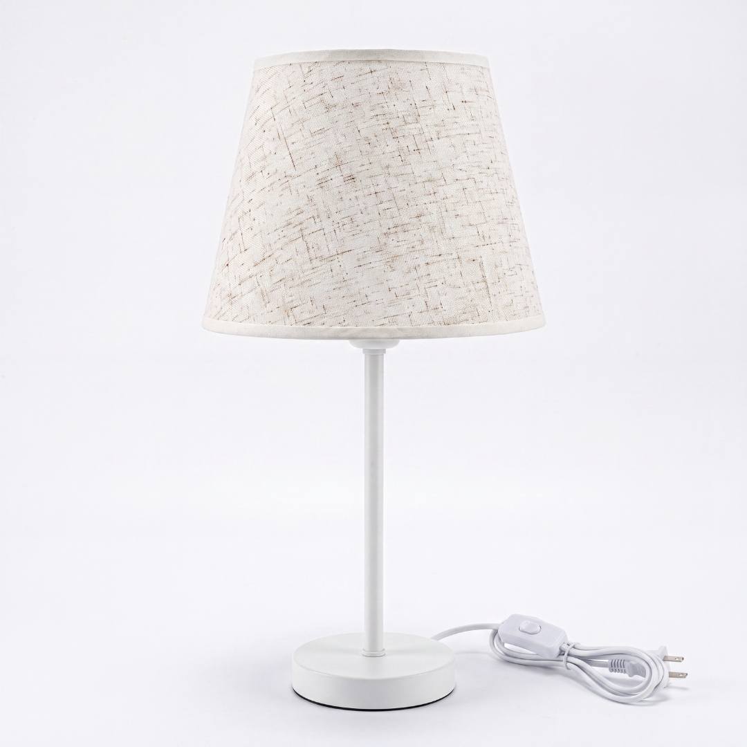 Lámpara de mesa NORA WHITE apagada con cable e interruptor sobre fondo blanco