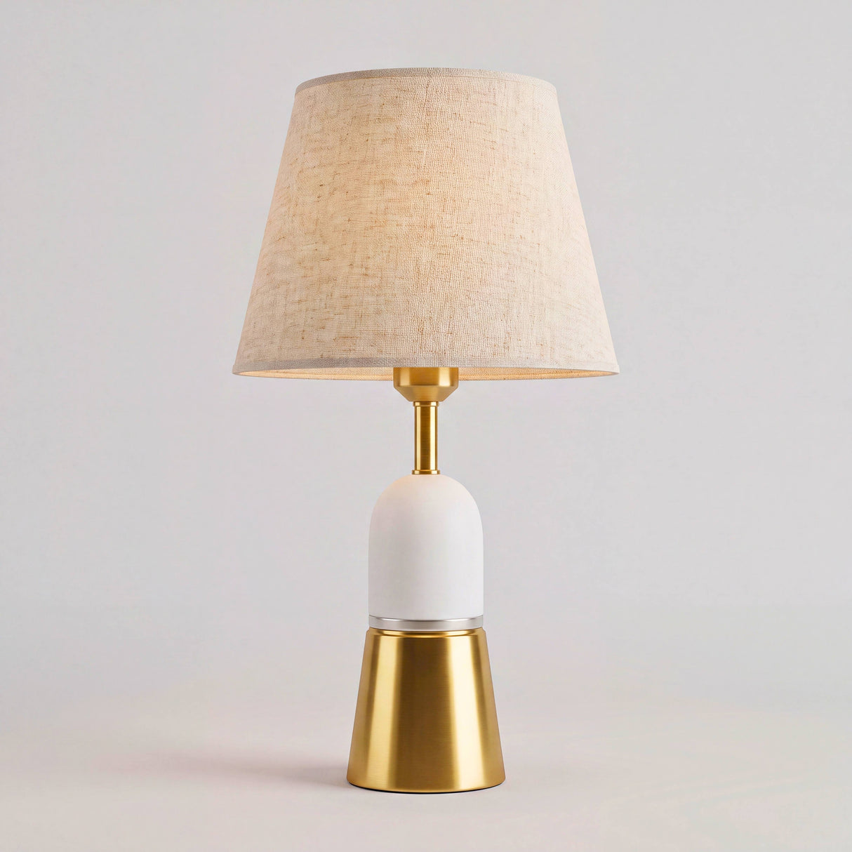 Lámpara de mesa Olivia Gold apagada sobre fondo neutro, vista de producto