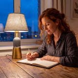 Lámpara de mesa OLIVIA GREY iluminando el escritorio durante la noche