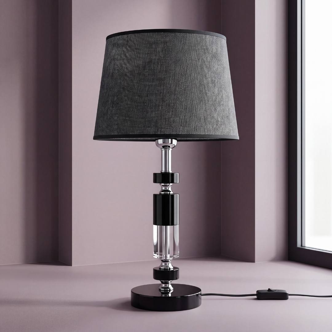 Lámpara de mesa negra con cristal y cromo sobre mesa junto a la ventana
