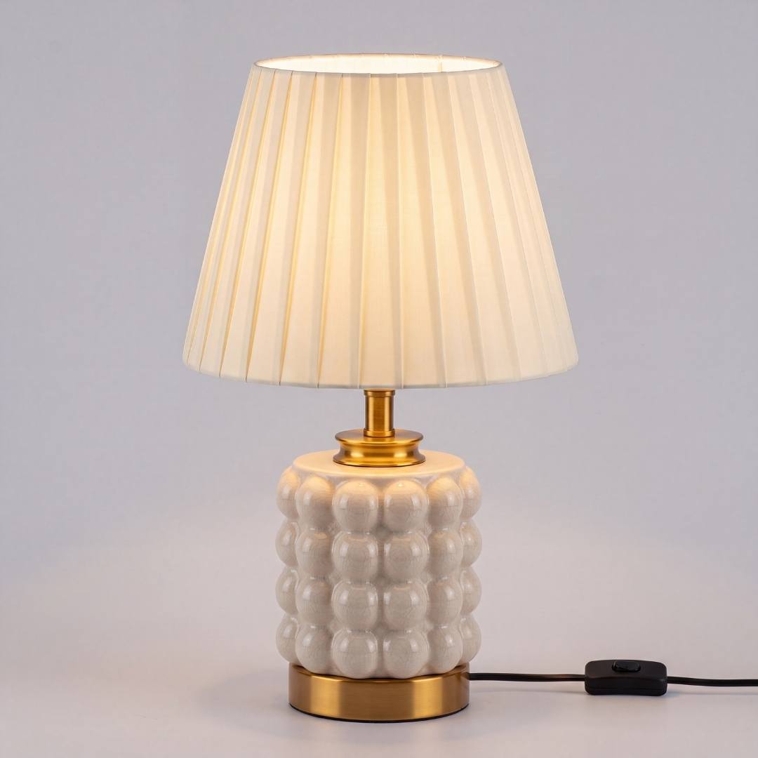 Lámpara de mesa PERLA CREAM AND GOLD de cerámica craquelada crema sobre fondo gris