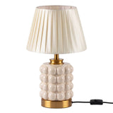 Lámpara de mesa PERLA CREAM AND GOLD apagada con cable e interruptor sobre fondo blanco