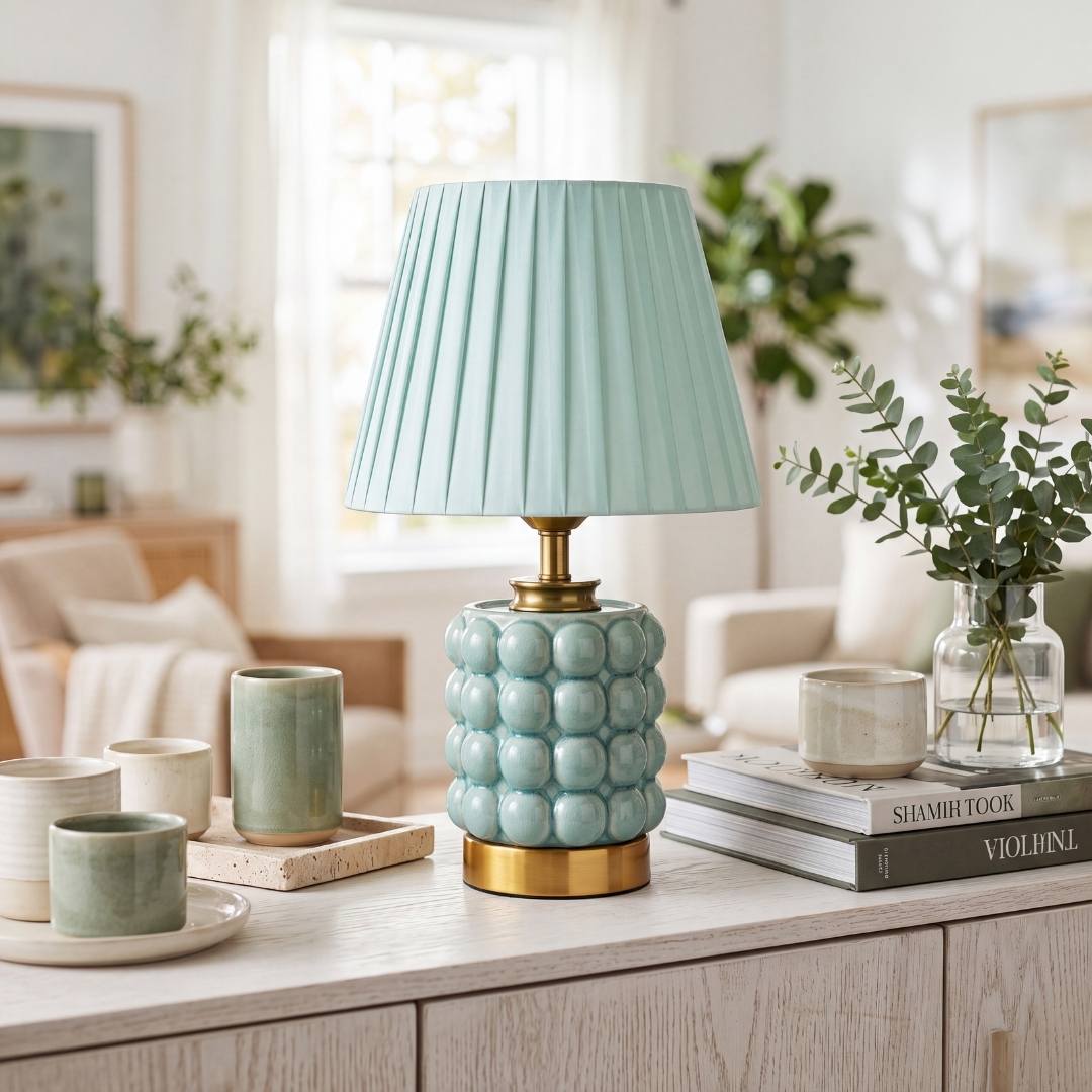 Lámpara de mesa verde menta con dorado decorando un ambiente luminoso