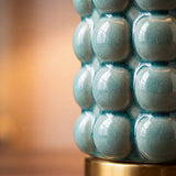 Detalle del relieve de burbujas en la cerámica esmaltada verde celadón