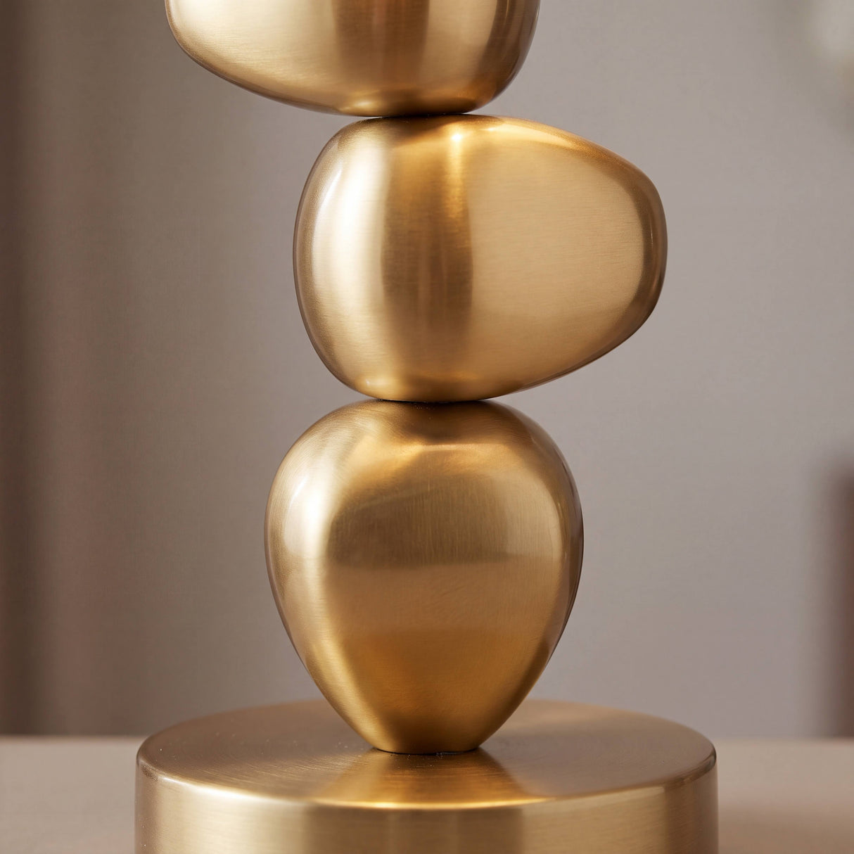 Detalle de las piedras doradas apiladas de la lámpara PIETRA GOLD