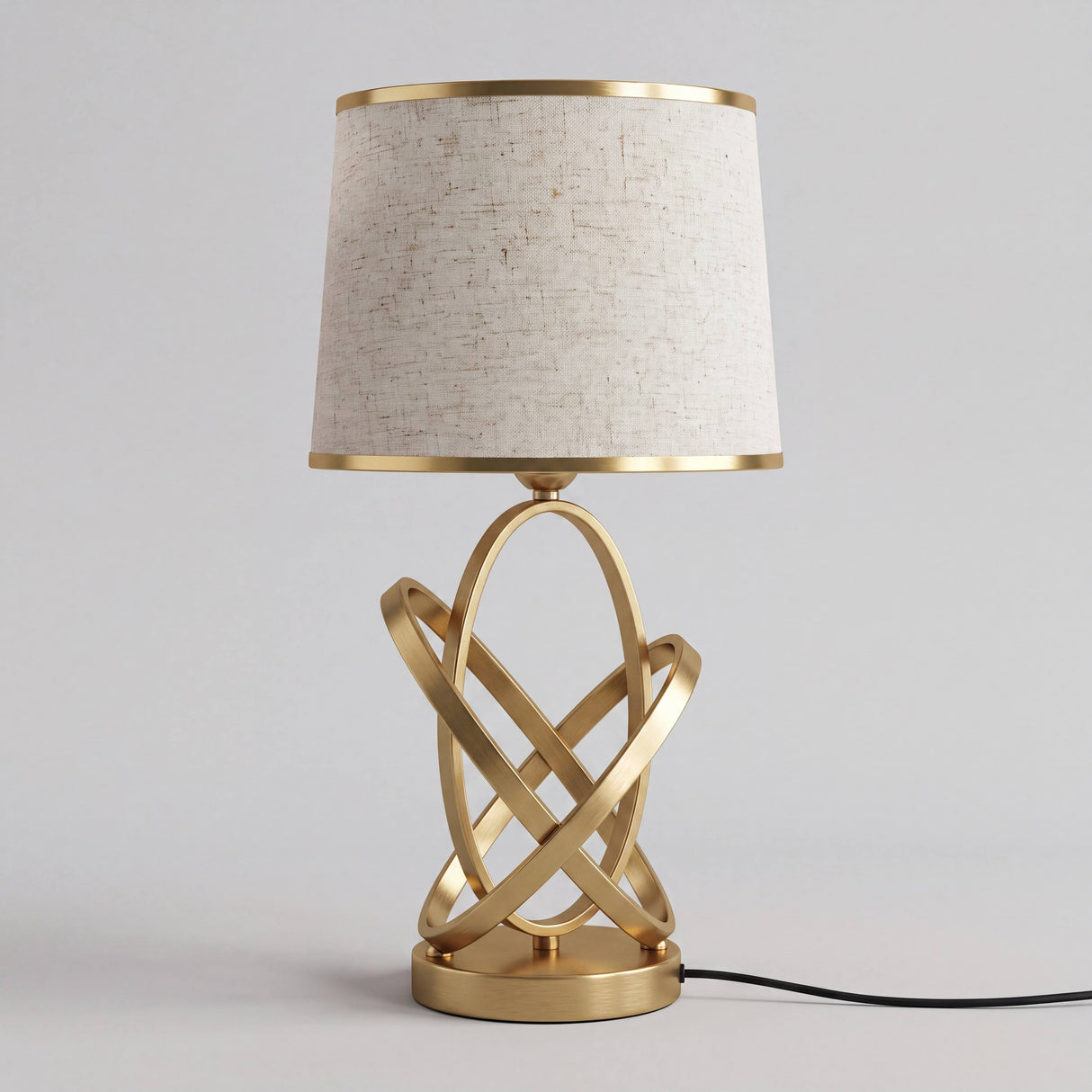 Lámpara de mesa SELENA encendida con luz cálida y base dorada brillante