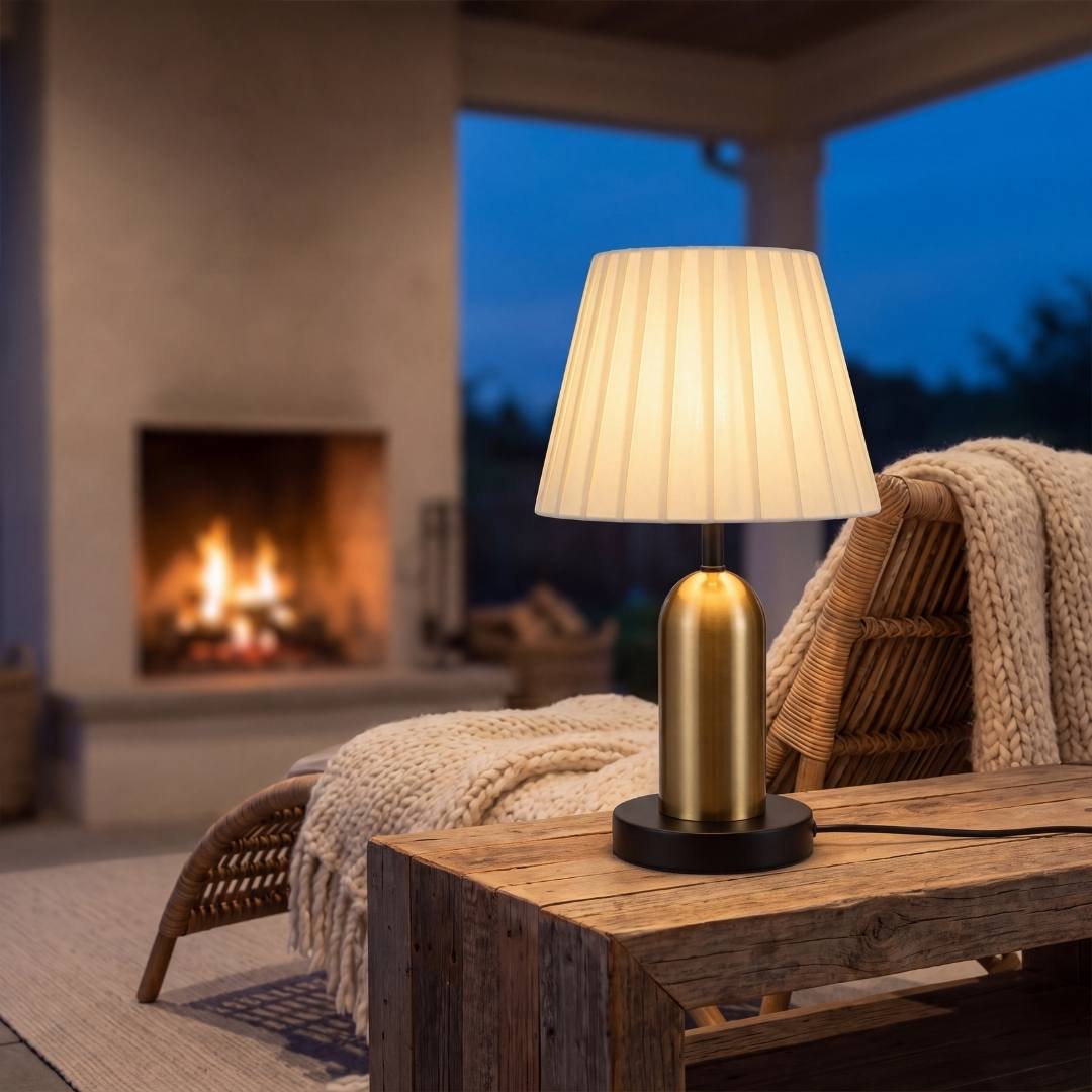 Lámpara encendida con luz cálida en sala junto a la chimenea