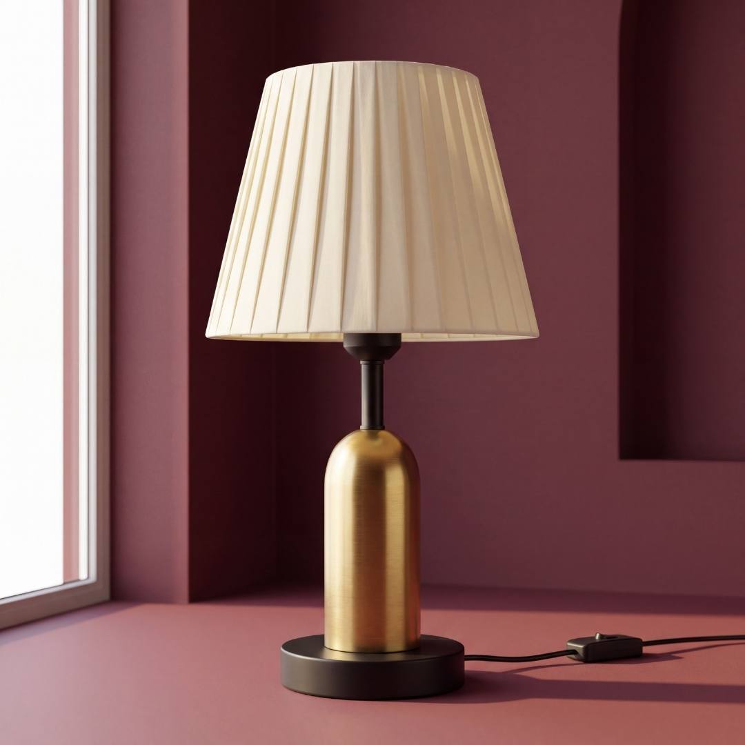 Lámpara de mesa de latón antiguo con base negra sobre mesa junto a la ventana