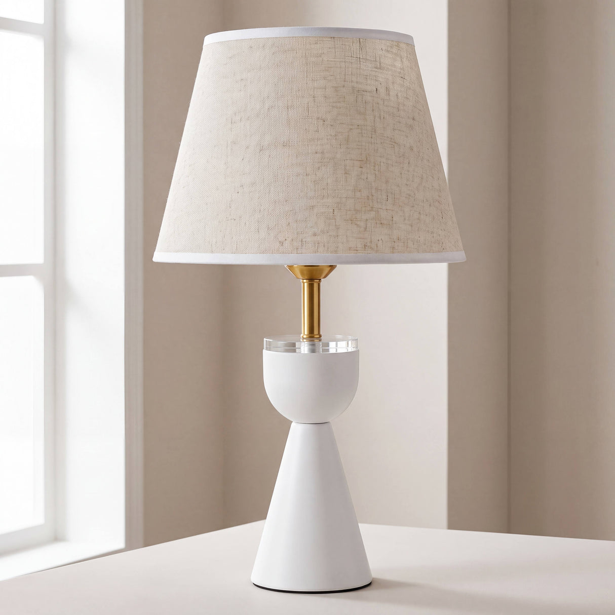 Lámpara de mesa BIANCA blanca con pantalla de lino beige y cuello dorado