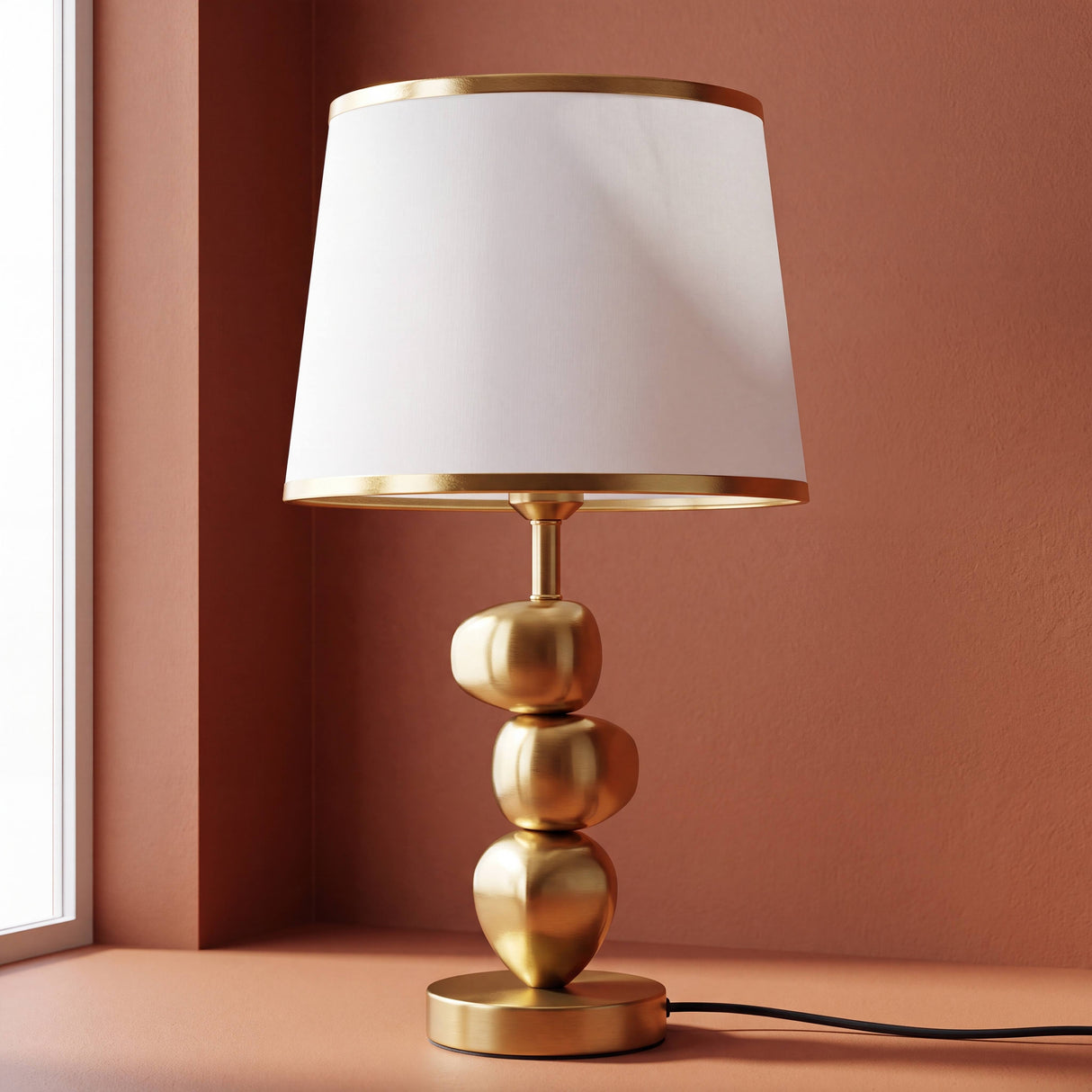 Lámpara de mesa PIETRA GOLD dorada con base de piedras y pantalla blanca