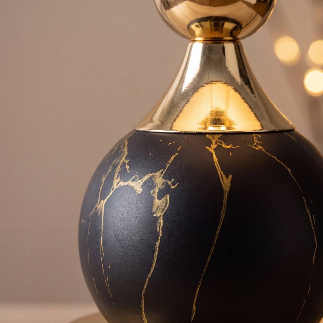Primer plano de la esfera negra con vetas doradas estilo kintsugi de la lámpara VENUS