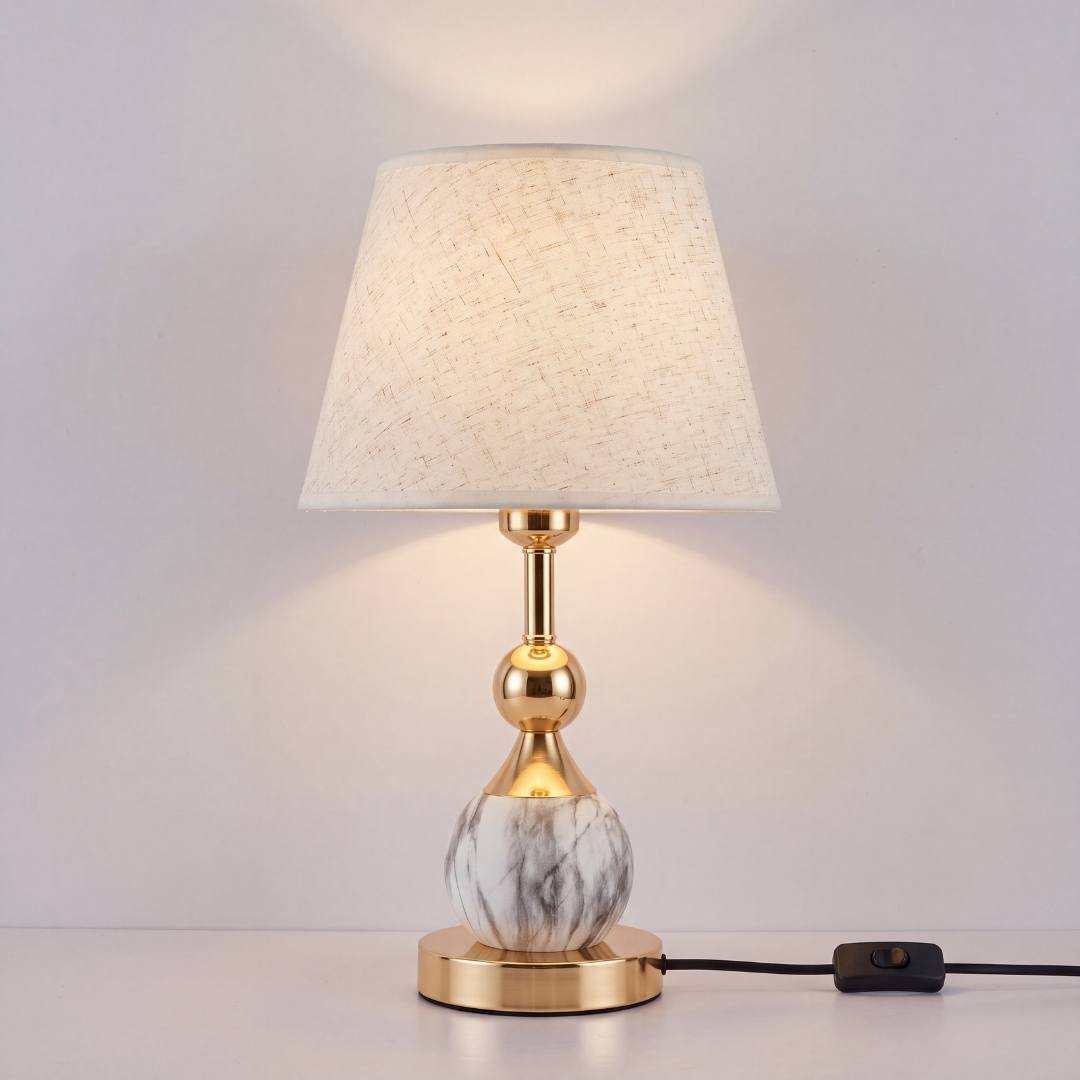 Lámpara de mesa efecto mármol con luz cálida en ambiente luminoso
