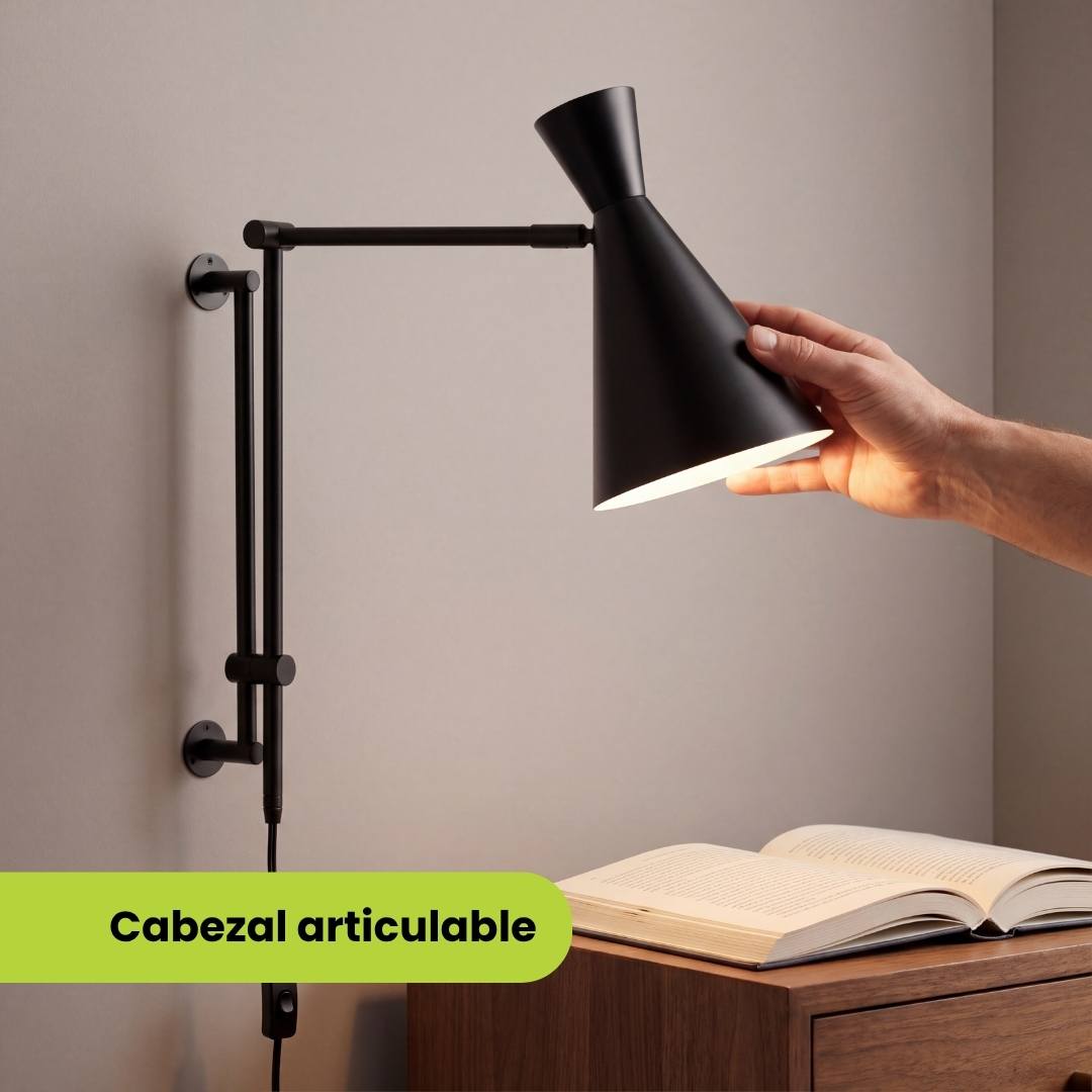 Mano orientando el cabezal de la lámpara de pared articulable IRIS hacia un libro