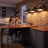 Pareja compartiendo café en una cocina iluminada por lámparas de pared SOHO