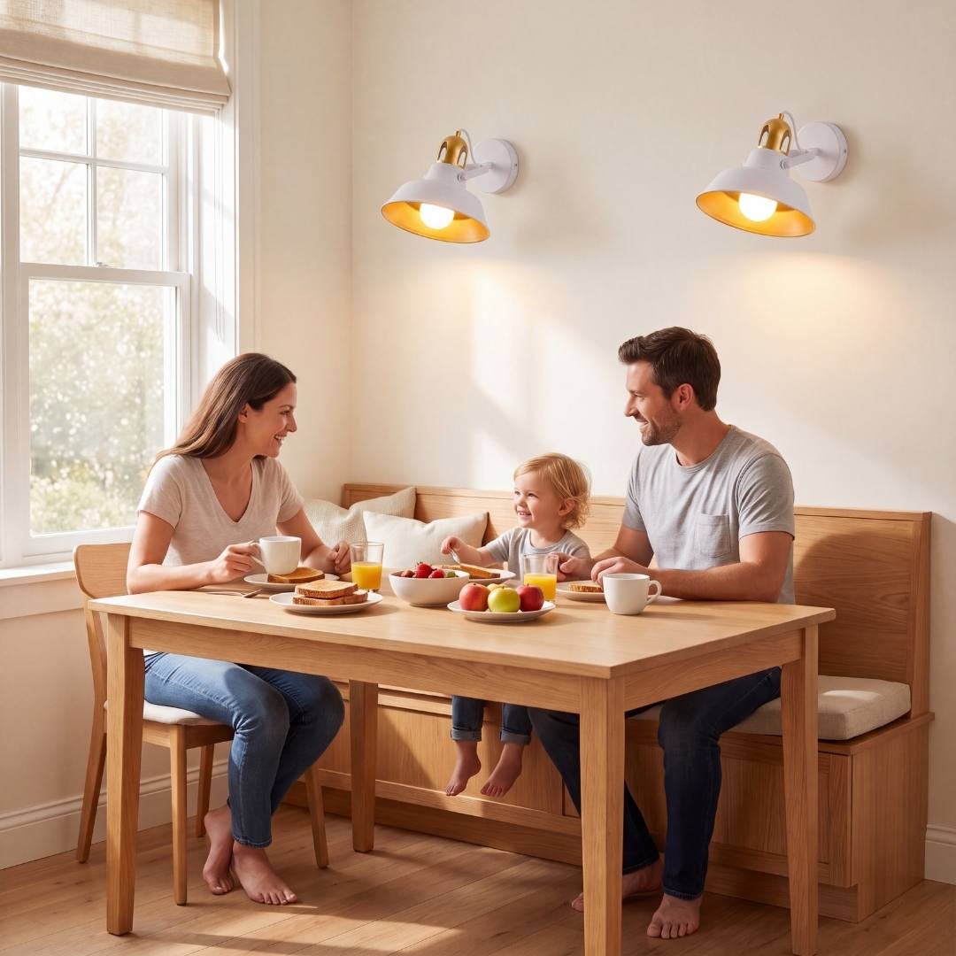 Familia desayunando en un comedor iluminado por apliques SOHO blancos