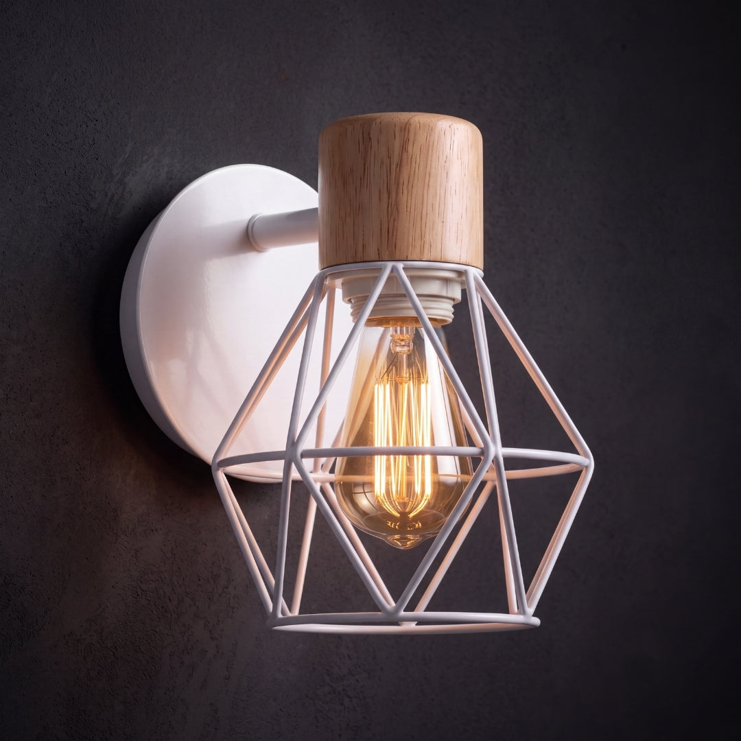 Lámpara de pared jaula con foco Edison encendido sobre fondo oscuro