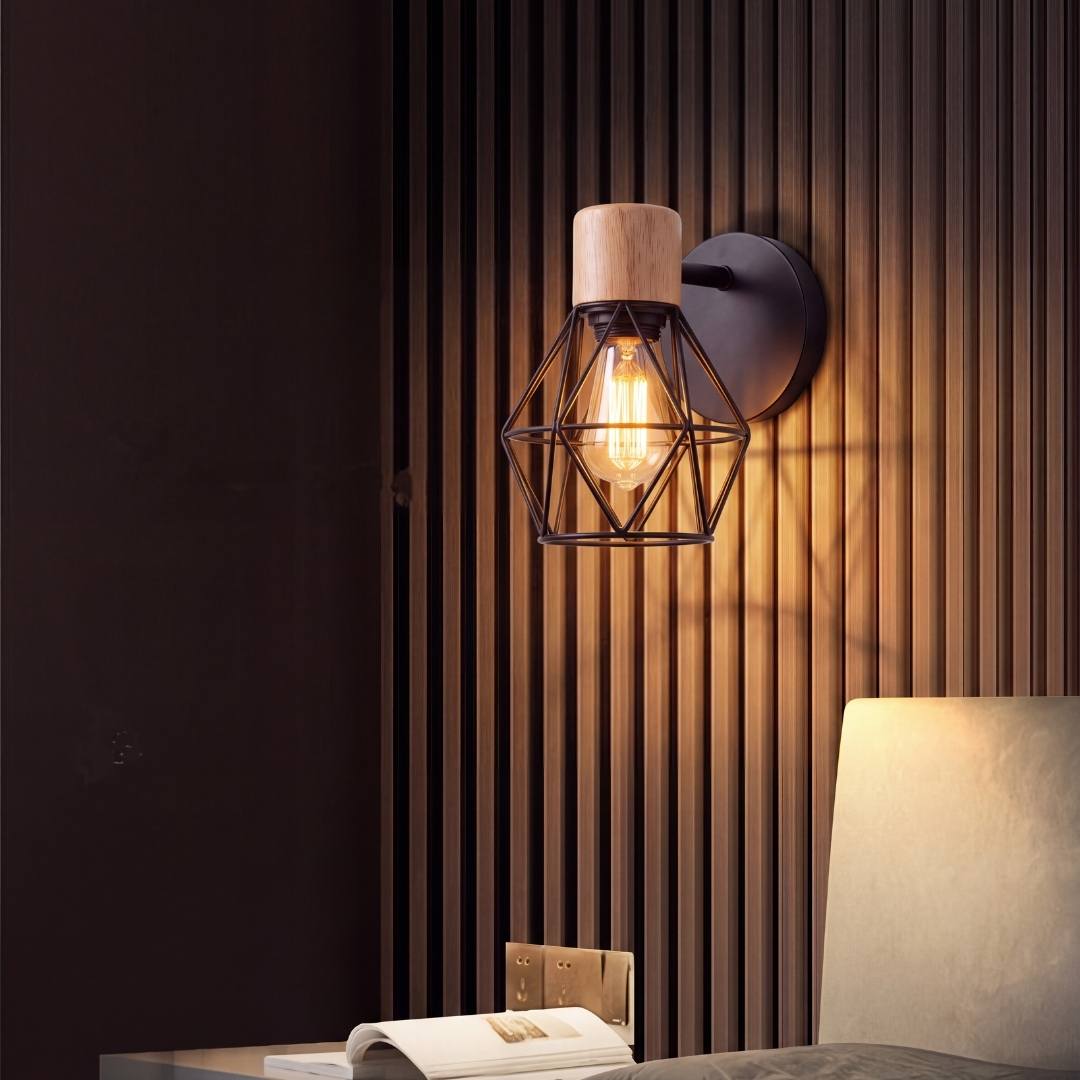 Lámpara de pared negra encendida sobre panel de listones de madera