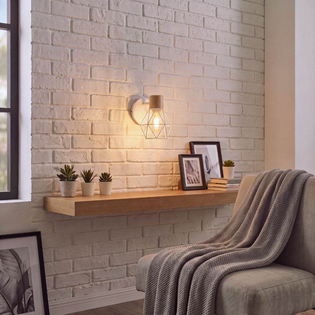 Lámpara de pared con luz cálida en rincón de lectura con sillón