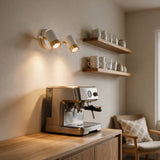 Lámpara de pared con spots iluminando repisas de cocina moderna