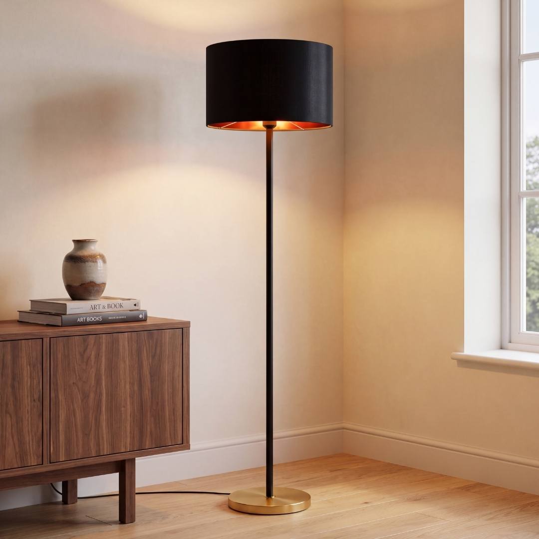 Lámpara de pie ALMA BLACK encendida con luz cálida cobriza en estudio