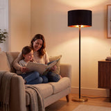 Madre e hija leyendo en el sofá junto a la lámpara de pie para sala