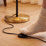 Base dorada de la lámpara ALMA con cable e interruptor de pedal en el piso
