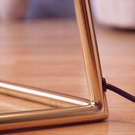 Detalle del tubo metálico dorado satinado de la lámpara de pie VERA GOLD