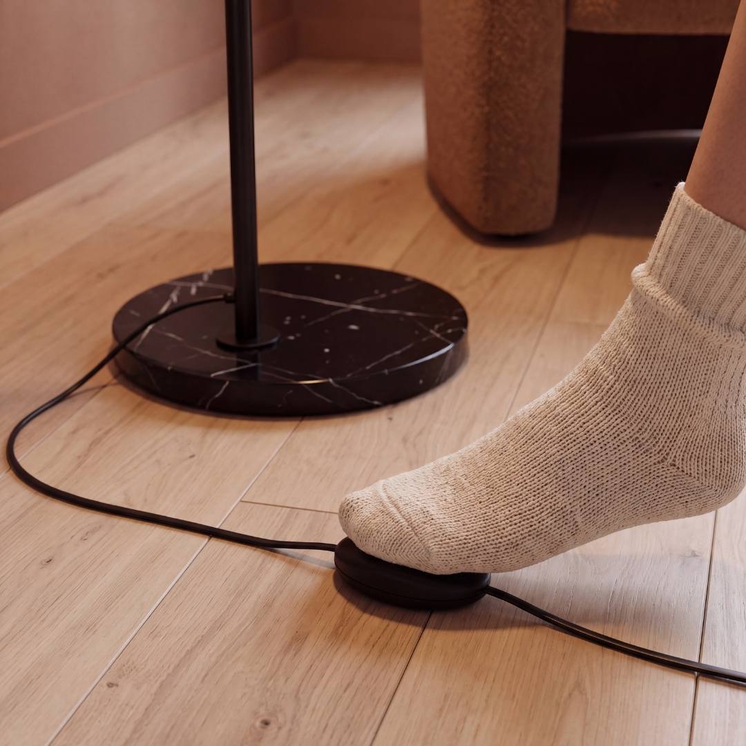 Base de mármol negro de la lámpara MARA con cable y pedal en el piso