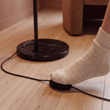 Base de mármol negro de la lámpara MARA con cable y pedal en el piso