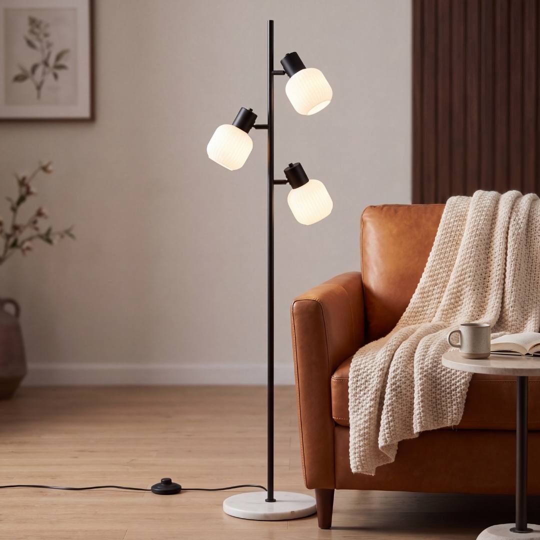 Lámpara de pie para sala junto al sofá iluminando con luz cálida