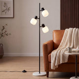 Lámpara de pie para sala junto al sofá iluminando con luz cálida