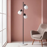 Lámpara de pie para sala junto al sofá iluminando con luz cálida