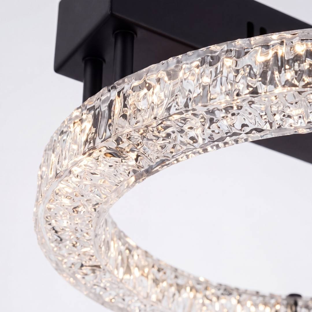 Detalle del anillo de PVC efecto cristal facetado de la lámpara Gema