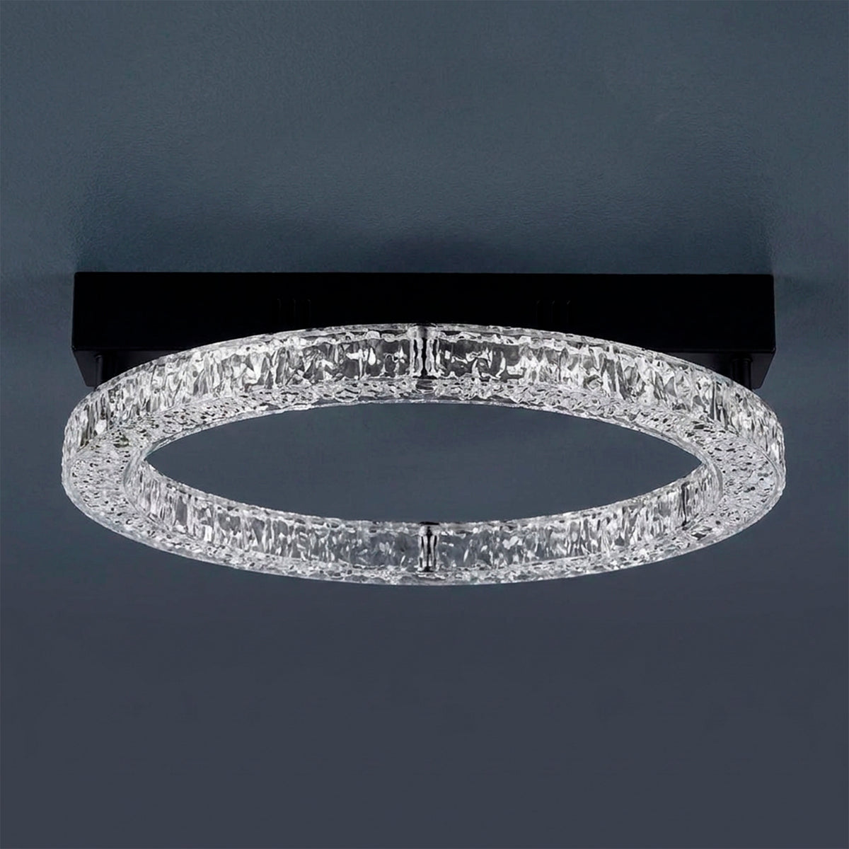 Vista frontal del anillo efecto cristal con base negro mate apagado