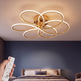 Lámpara de techo LED Dalia dorada regulada con el control remoto incluido