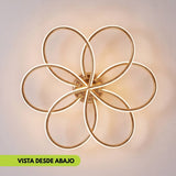 Lámpara de techo LED encendida con trazos de luz continua en cada pétalo