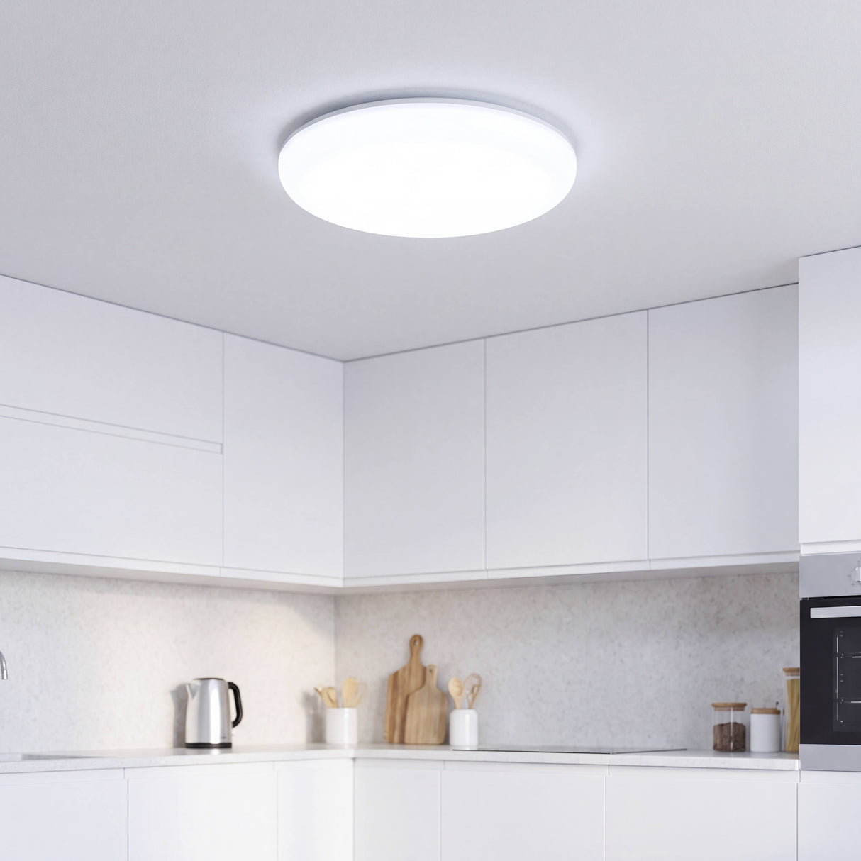 Lámpara de techo LED LUNA iluminando cocina moderna con luz blanca uniforme