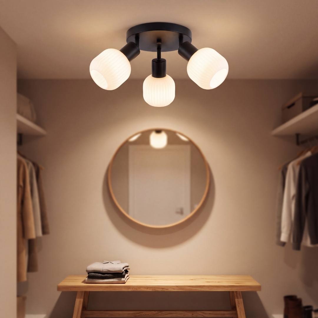 Lámpara de techo de 3 luces iluminando un recibidor con espejo redondo