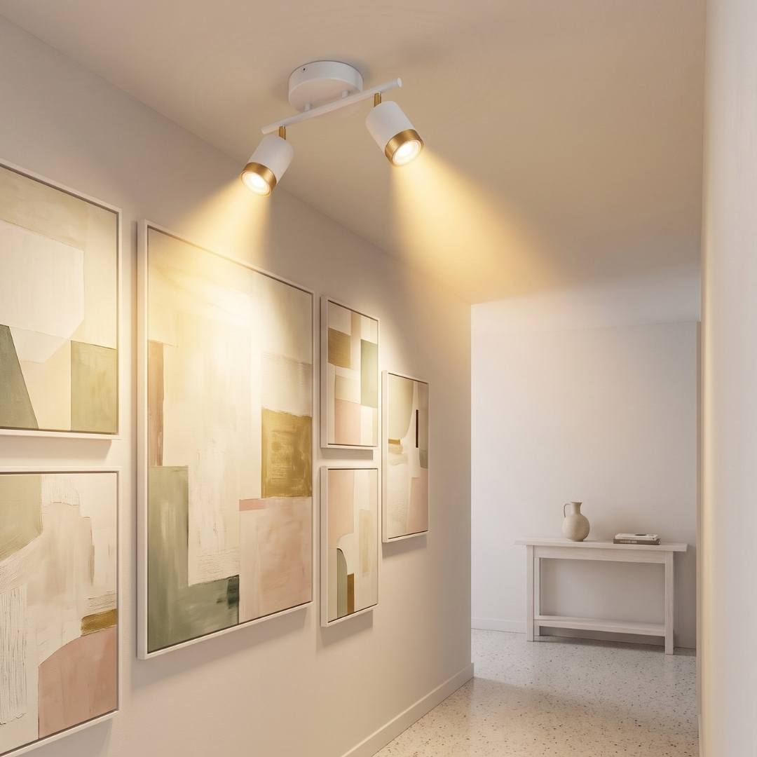 Lámpara de techo con spots blancos iluminando baño moderno